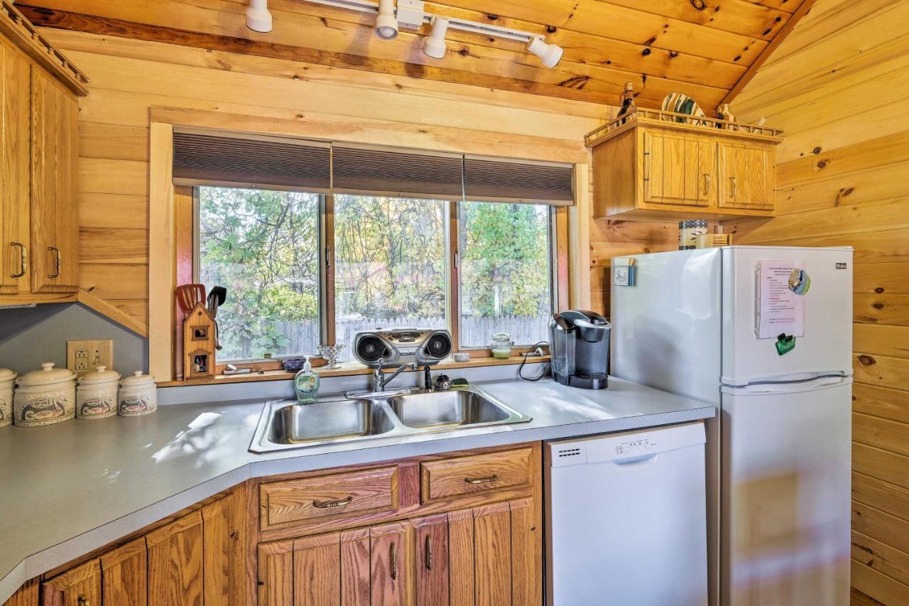 Bolton Landing Cottage With Deck, Walk To Beach! Exterior photo