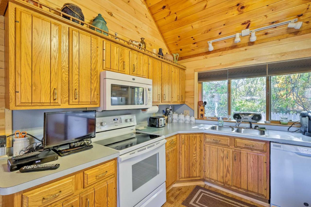 Bolton Landing Cottage With Deck, Walk To Beach! Exterior photo